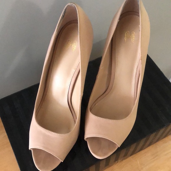 Women’s platform heels. Nude. Victoria’s Secret. - Picture 4 of 7